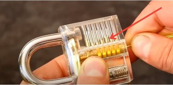 Cómo se abre una puerta con un clip